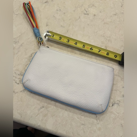 NEW pristine Carolee white leather clutch/wristlet lovely details - Picture 3 of 9